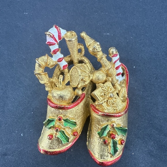 Christmas Slippers w Gifts Enamel COREL Vintage Gold Brooch Pin - Picture 2 of 14